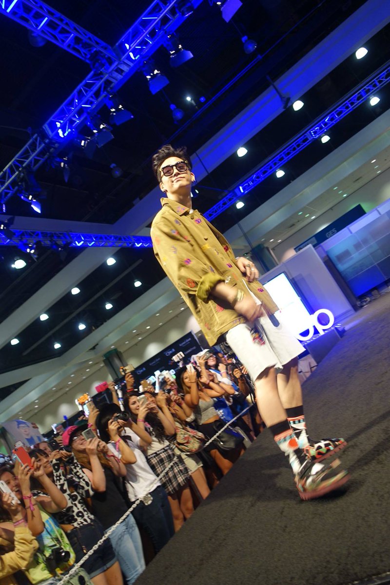 ImNadia_BB's tweet photo. ชิคจน KCON ลงให้ 6 รูป ชิคมากกก โอ้ยยยยยยยย http://t.co/mJ64AaPYfQ