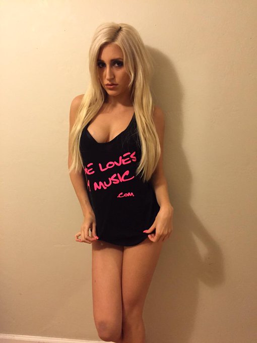 Watch Xandra Sixx's leaked NSFW photo on TwXstars