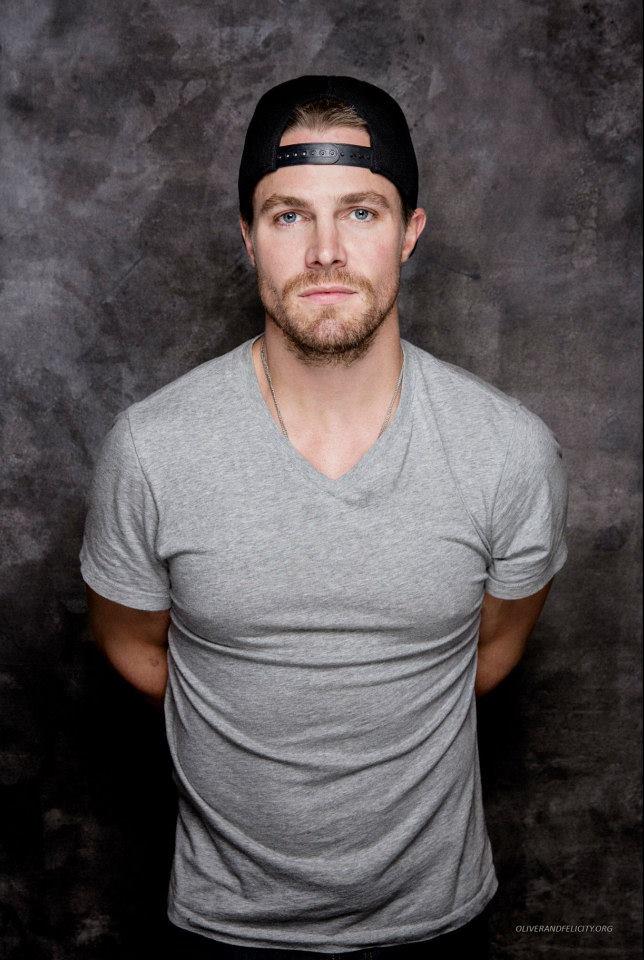 AmellFrance's tweet photo. PHOTOSHOOT | Photos de Stephen au Comic Con [crédit : http://t.co/oBO1t65EKI] http://t.co/3h3RPvA8Jq