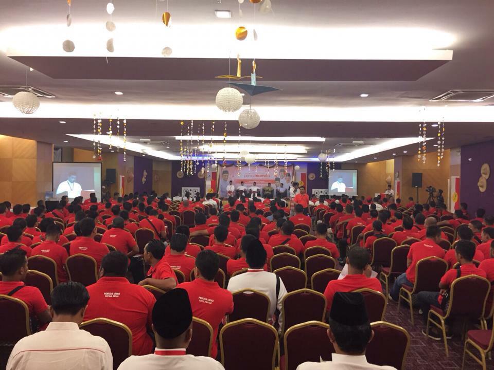 PemudaUMNOMy's tweet photo. Naib Ketua Pemuda UMNO Malaysia @azwanbro merasmikan Persidangan Pemuda UMNO Bahagian Kepala Batas hari ini. http://t.co/4jM5l6ksUd