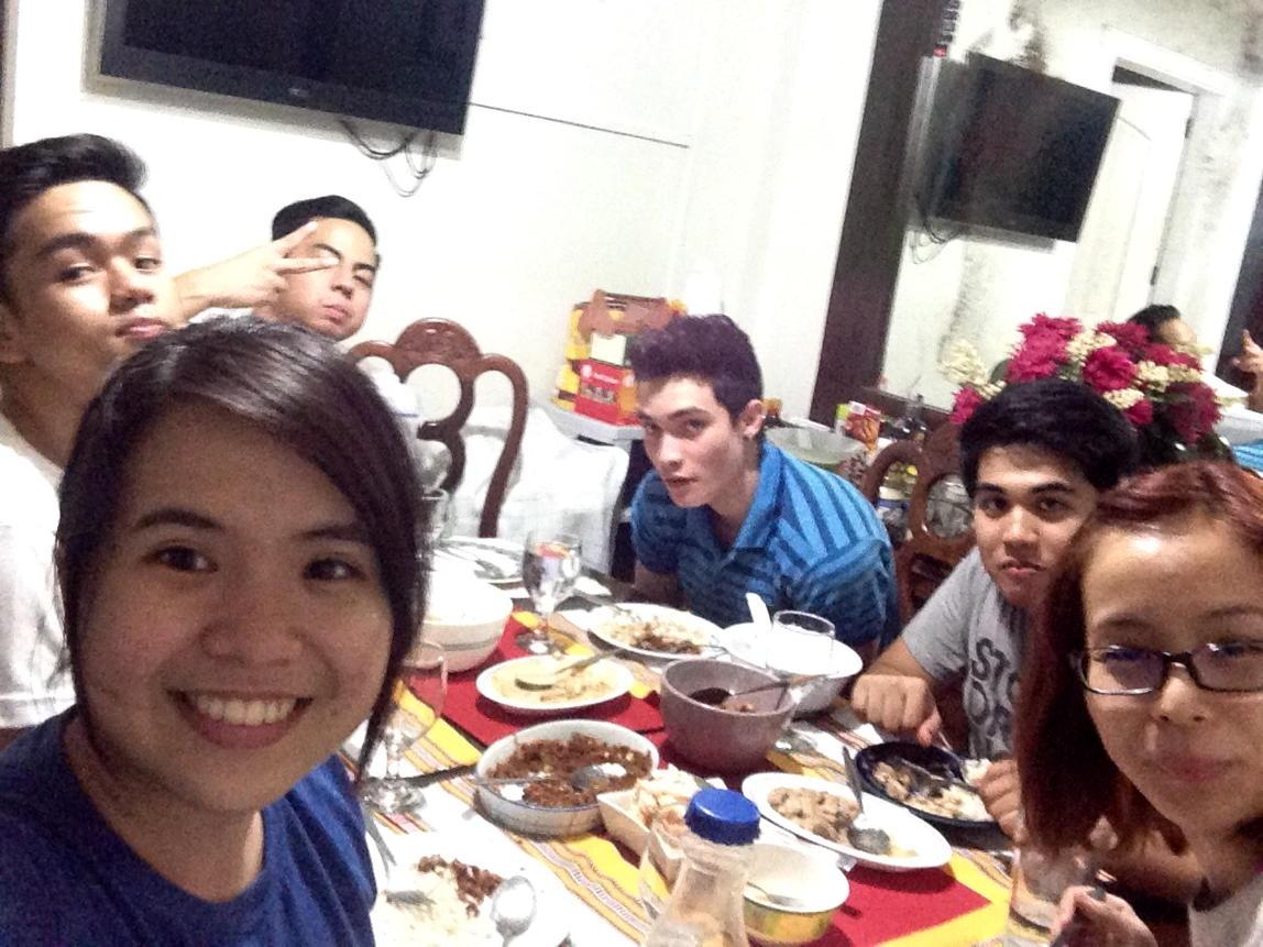 marydurits's tweet photo. Finally eating everything that we cooked!!! Hahaha :)) #primlab #finalproj http://t.co/gJKPWlzrss