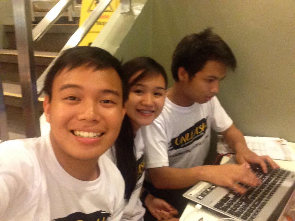 iGabetheMagic's tweet photo. @#ICSperience papers gaming π @roseannbusayong @Khentsantos let's go IICS! http://t.co/38Y7bW6OS1