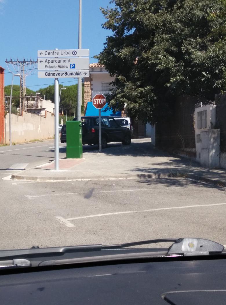 maggiemiless's tweet photo. 3 aparcaments lliures i han d'aparcar al mig de la corba i davant la botiga ocupant 1/3 de carretera #incivics #vagos http://t.co/zUUBZfaJXX