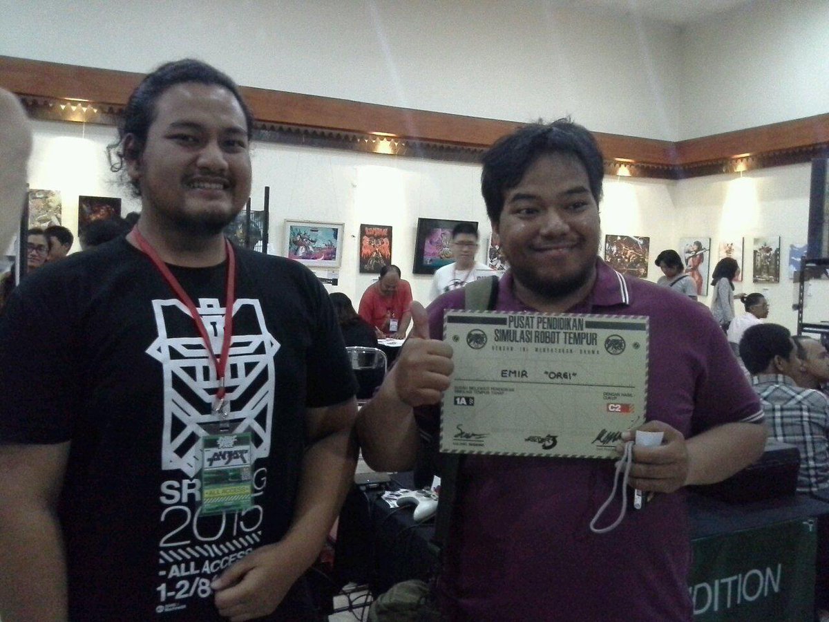 SuperRobotDay's tweet photo. Selamat kepada Emir yg udah lulus ujian pusat pendidikan simulasi robot tempur di hari terakhir #SRDBDG !!! http://t.co/KF9aQzMwgV