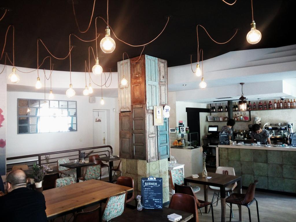 saberculinario's tweet photo. Ya estoy en la @ClandestinaCafe  ¡Qué ganas tenía de venir a este sitio, espectacular! #brunch #Zaragoza http://t.co/6CqU9CfvCE