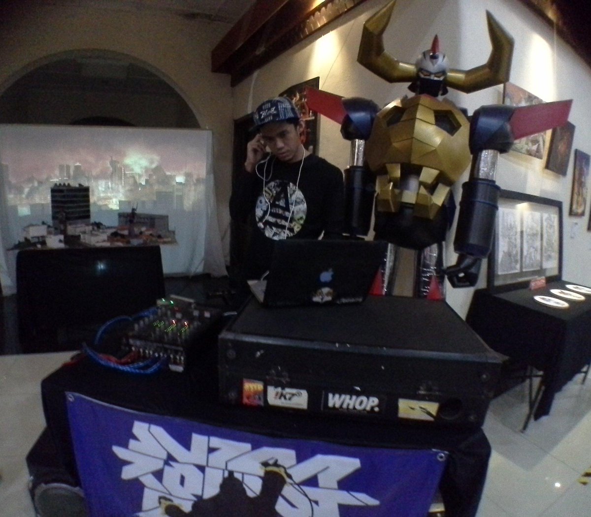 SuperRobotDay's tweet photo. Setelah break maghrib, DJ Performance berlanjut dgn DJ @Jie_zy dari @TRLbandung 
Let's volt in at Gedung YPK!! http://t.co/3FPjA77GoS