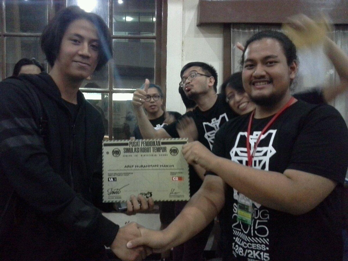 SuperRobotDay's tweet photo. Selamat kepada Arif yg sudah lulus ujian di Pusat Pendidikan Simulasi Robot Tempur di #SRDBDG http://t.co/krS5h9e9hl
