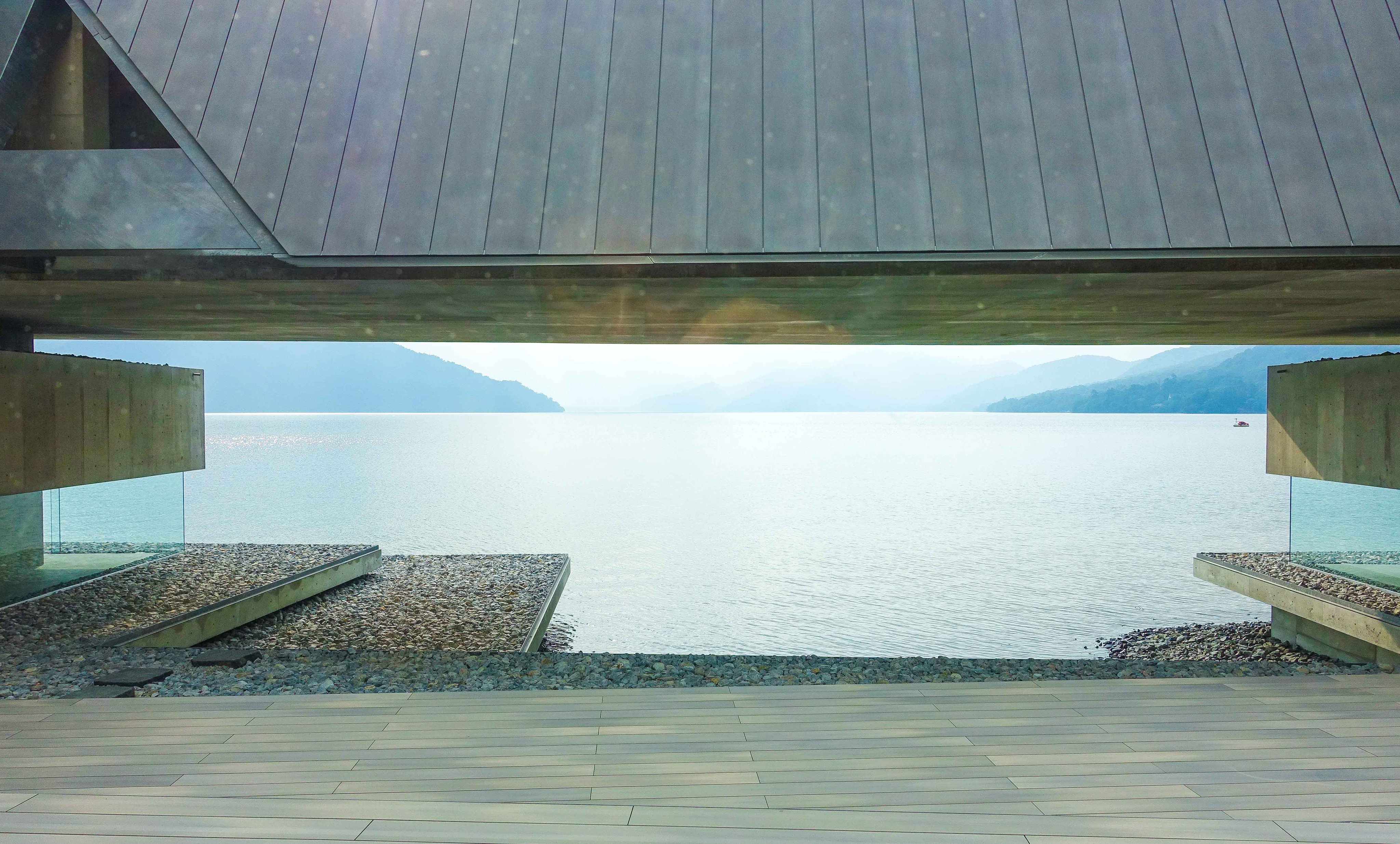 山梨知彦 On The Water 1 僕らの最新作は 湖のほとり のゲストハウス 水の上に浮かぶように建ち 夏のひと時を心地よく過ごすための家 最初は アプローチのシークエンス Http T Co Lub4to5pjn Twitter