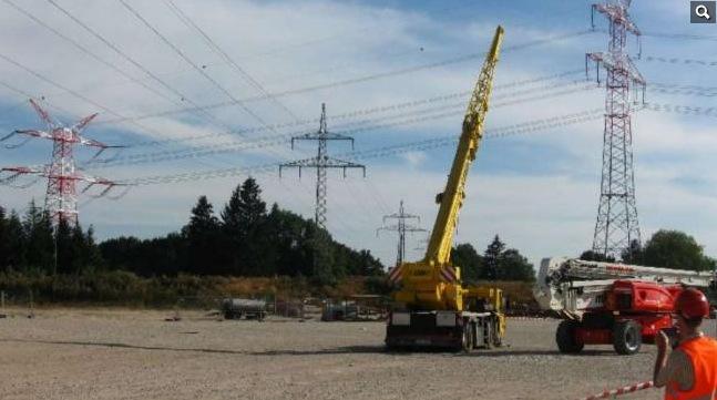 BILD_Muenchen's tweet image. #Kran in #Stromleitung gekracht, Reifen durch die Hitze geplatzt. #Fahrer  leicht verletzt bild.de/regional/muenc…