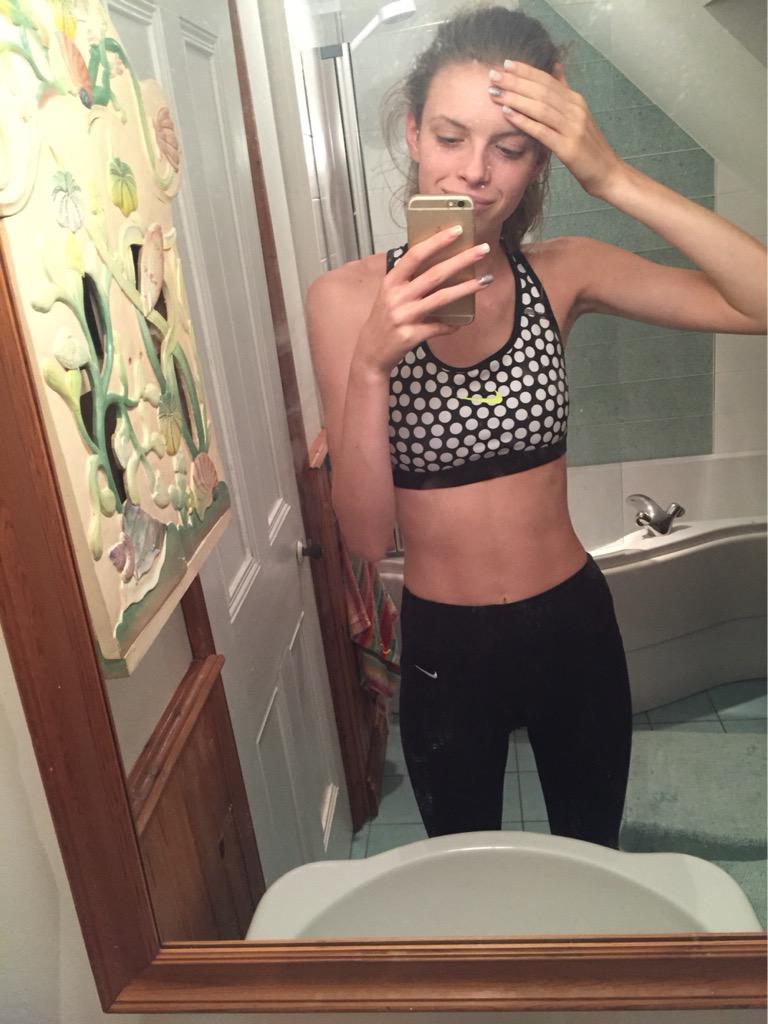 Laura_McGlock's tweet photo. Bed time after abs and legs workout #wrecked #cleanfaced #fresh #workout #nike http://t.co/OnNJFlPP7R
