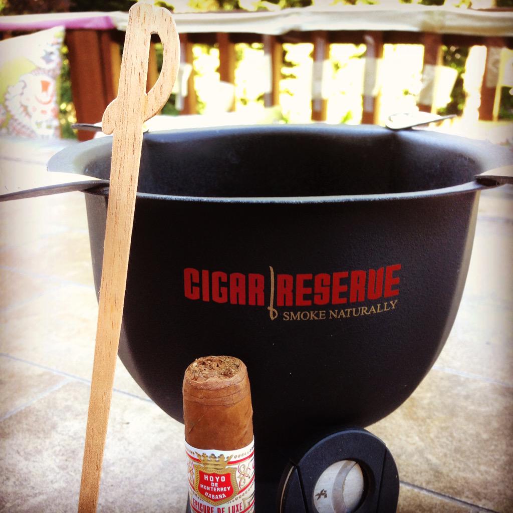 CigarReserve's tweet photo. Currently: http://t.co/ixHUJqdEOF #cedarspills #ashtray #XicarCutter @HoyoDeMonterey #cigar #nowsmoking #cigars #botl http://t.co/Lvw6z4F9zQ