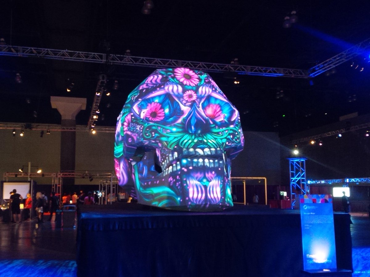 Live #SIGGRAPH2015 the complex and captivating projection mapping of Shogyu Mujo  by @BARTKRESAdesign