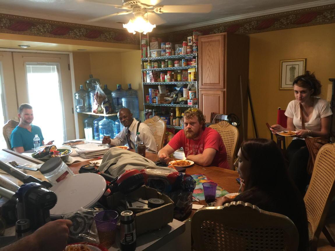 DreamPmedia's tweet photo. Feeding the crew! http://t.co/4dgZXgVjPa
