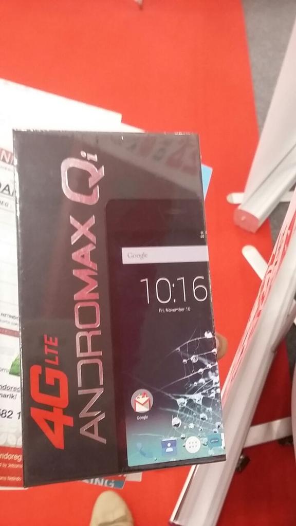 herni_windiyani's tweet photo. Tq u so much @smartfrenworld bw hdiah andromax4G NY kren ASLI
Tq @nidji @Giring_Ganesha @Randy_Nidji #SmartfrenICE http://t.co/qCMXK3bUt7