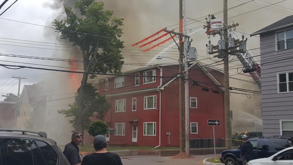 justjustinM's tweet photo. Apartment building on Sydney and Prince street in pretty big flames at the moment http://t.co/H2TpYaO2Tg