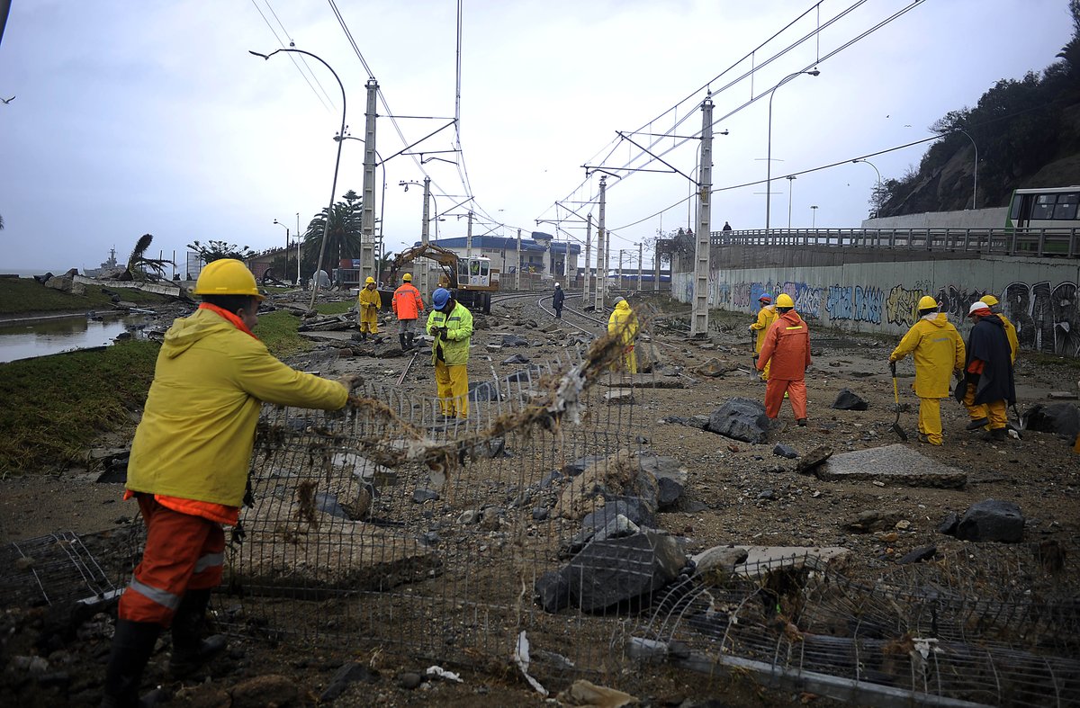 MediosUnidosCL's tweet photo. #TemporalCCh | FOTOS: Los graves daños que dejaron las marejadas en el Metro de Valparaíso http://t.co/7ouunx4vhX http://t.co/5XBEGGJOiQ