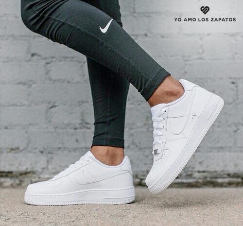 YoAmoLosZapatos's tweet photo. #sneakers siempre #chic . #streetstyle 
http://t.co/3sy7lh63kt http://t.co/Ht7IXqvTJl