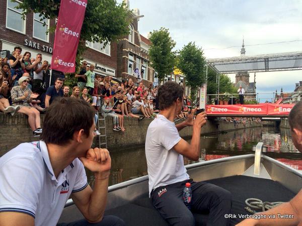 Enthousiast publiek en wielrenners bij ploegenpresentatie Enecotour - tvbolsward.nl/enthousiast-pu…