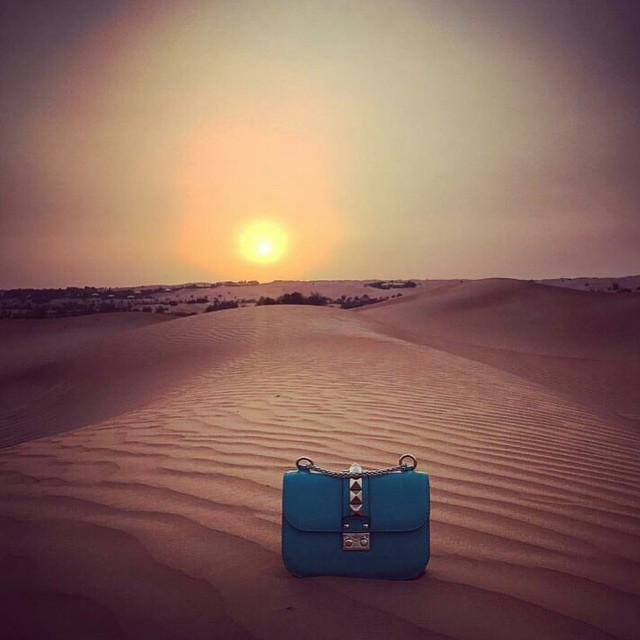 MaisonValentino's tweet image. Easy like a Sunday sunset. Thank you @tati2211 for the great #lockbag image 🌅 ift.tt/1HzPbGM