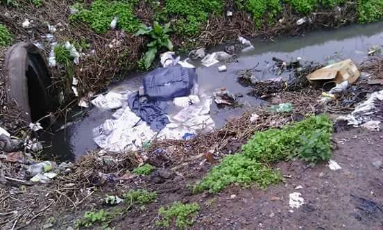 Alerta140's tweet photo. Conurbano: difunden fotos de boletas de #cambiemos tiradas en descampados #Elecciones2015 http://t.co/kXA6yeMD1w