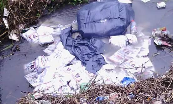 Alerta140's tweet photo. Conurbano: difunden fotos de boletas de #cambiemos tiradas en descampados #Elecciones2015 http://t.co/kXA6yeMD1w
