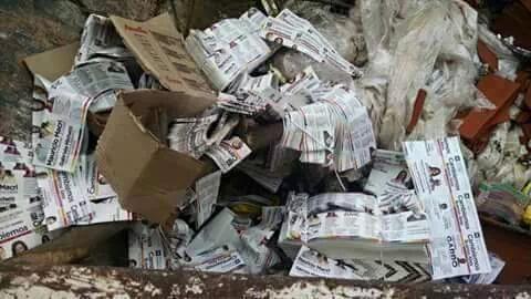 Alerta140's tweet photo. Conurbano: difunden fotos de boletas de #cambiemos tiradas en descampados #Elecciones2015 http://t.co/kXA6yeMD1w