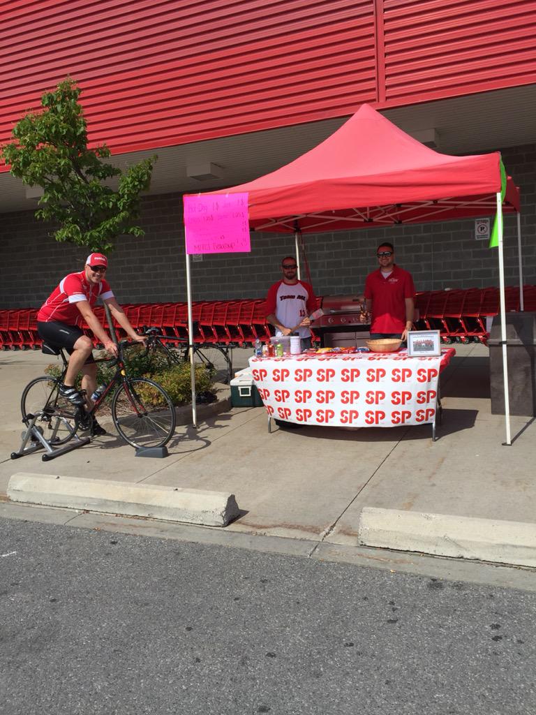 fontainepascal2's tweet photo. Une belle journée pour amasser des dons pour la SP! #teamML #hotdog #superC @Velotour_SP @SocCanDeLaSP @Bentexas50 http://t.co/Xk6dHXJAK0