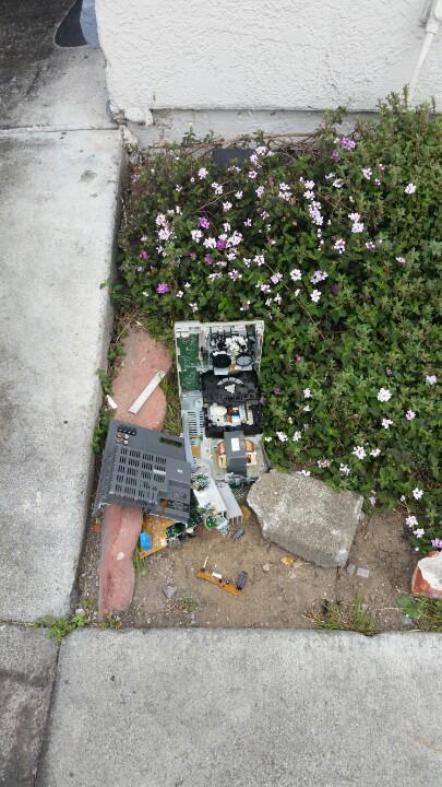 NoNetDC's tweet image. #litter in tech country #sfo