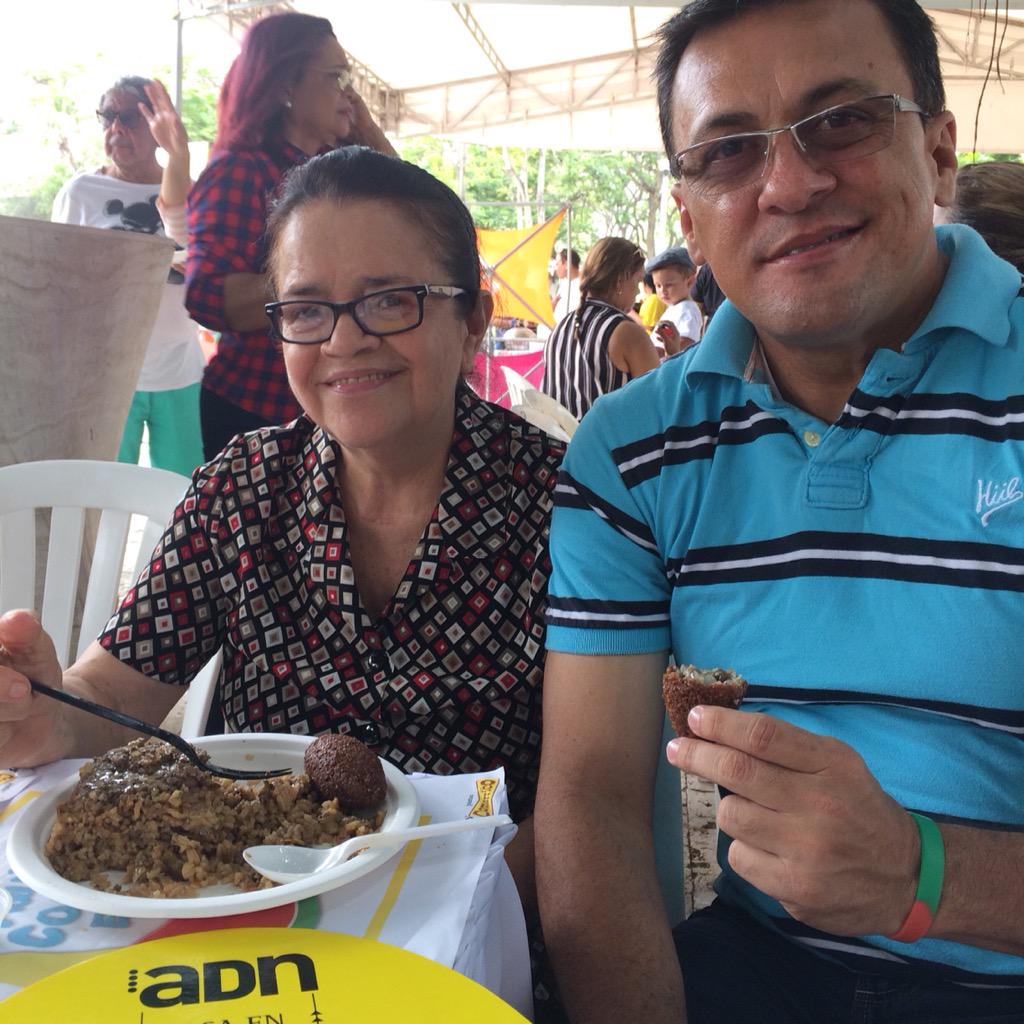 moniksantanderv's tweet photo. Mis amores @ReinaldoGomezSe y #MamiForEver disfrutando de @sabor_bquilla en el #Amira ventiando con @adnbarranquilla http://t.co/aim4qMdrqE