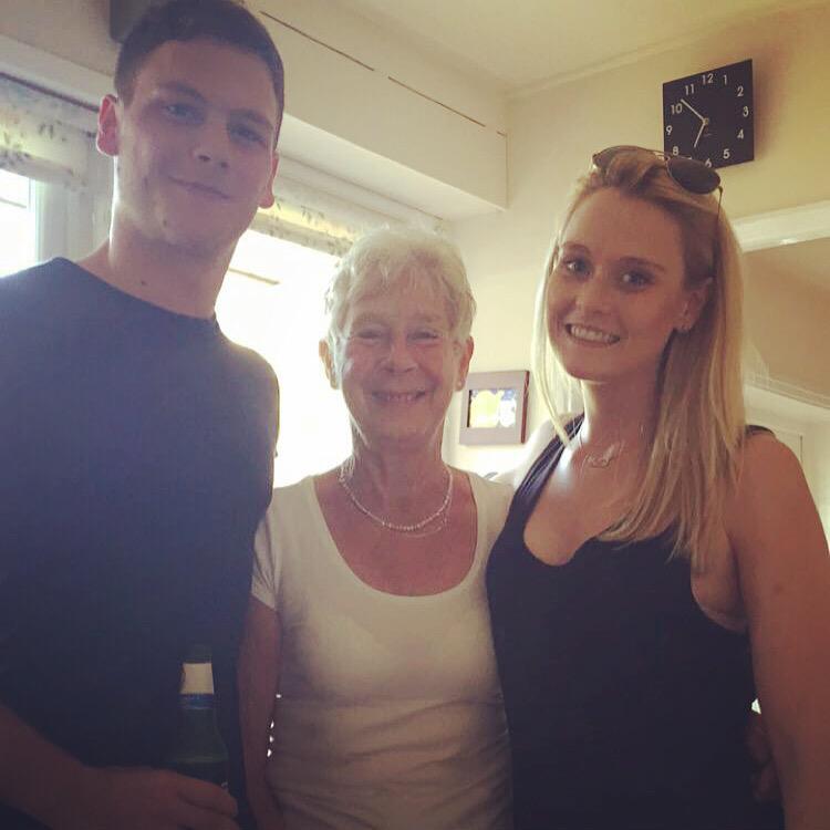 Hollie_wright's tweet photo. Lovely family weekend w/ @TomWright5 @johnson_liv5 @AliceHancock17 .You were missed @Lauren_e_Wright @GeorgeWright14 http://t.co/fnb4ujlYIr