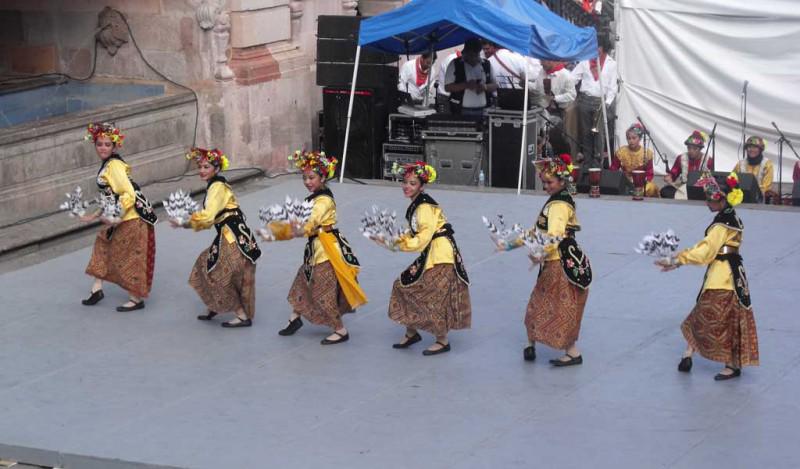 GNFI's tweet photo. Tim Tari SMAN 8 Jakarta Promosikan Indonesia di Meksiko. http://t.co/sR3zoei76H http://t.co/kITWkfhfF0