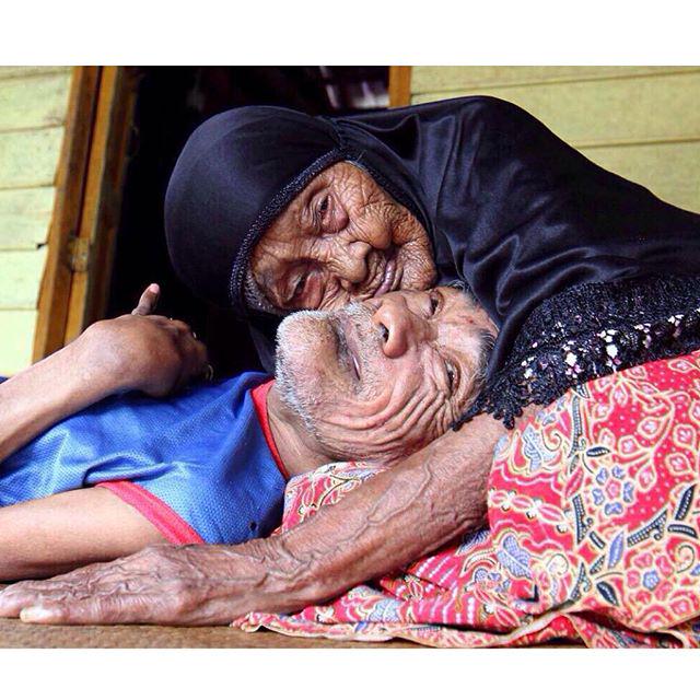 ماليزيا | وفاة الأم العظيمة ماليه101عام بعد أن كانت ترعى ابنها الأصغر، عبدالرحمن 63عام المعاق منذُ ولادته 😢

ادعولها