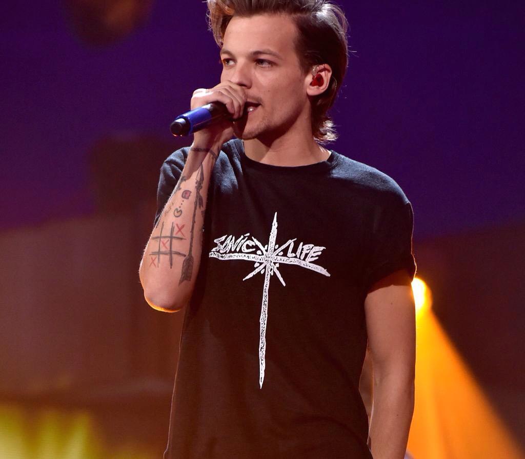 1DAlertWW's tweet photo. RT FOR HOW BEAUTIFUL LOUIS IS  #1DFanArmyVoteAttack http://t.co/WRYTcHUHVt