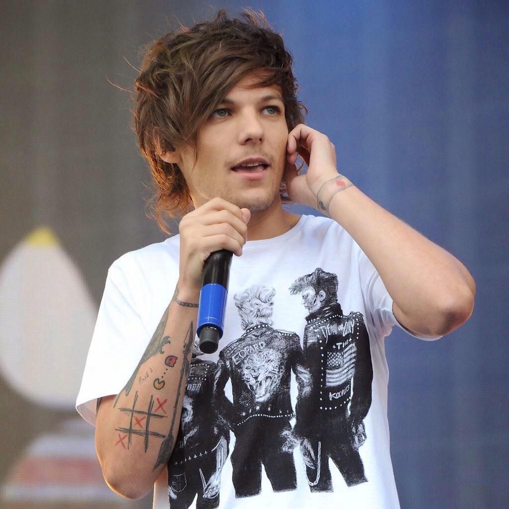 1DAlertWW's tweet photo. RT FOR HOW BEAUTIFUL LOUIS IS  #1DFanArmyVoteAttack http://t.co/WRYTcHUHVt