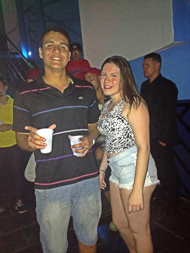 thayspinola's tweet photo. À solução de tudo é beber, tá feliz? Bebe!! Tá triste? Bebe pra esquecer!! @viictorpaixao #daoiprotrem #boneko 🍯🔝🔞💕👌🏻 http://t.co/O779IahkzT