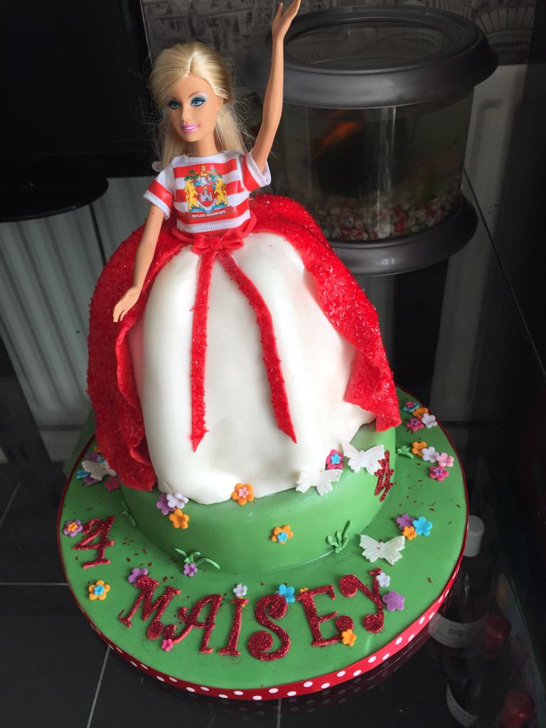 MilwardLaura's tweet photo. Maisey 4th birthday cake made by @katmilward @WiganWarriorsRL #littlewarrior 🎁🎉🎁 http://t.co/QFNrG6Qxa2