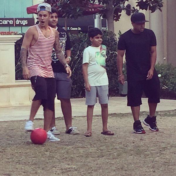 blesshownu's tweet photo. "Aquí trabajando duro para terminar este álbum"  

#MTVHottest Justin Bieber http://t.co/4jg7hiTffR