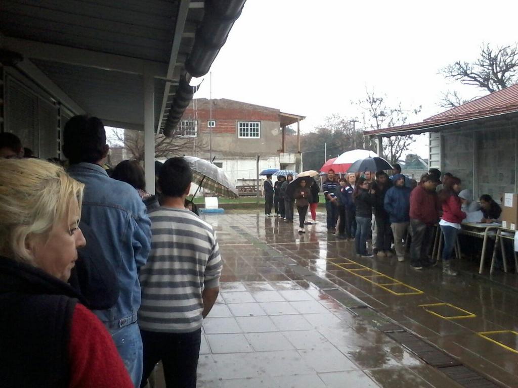 feeedeeevalenti's tweet photo. Escobar escuela 33. Sin luz ni agua, filas de mas de 1 hora bajo la tormenta. Asi son las escuelas de Scioli #asivote http://t.co/s6MTXPpeom