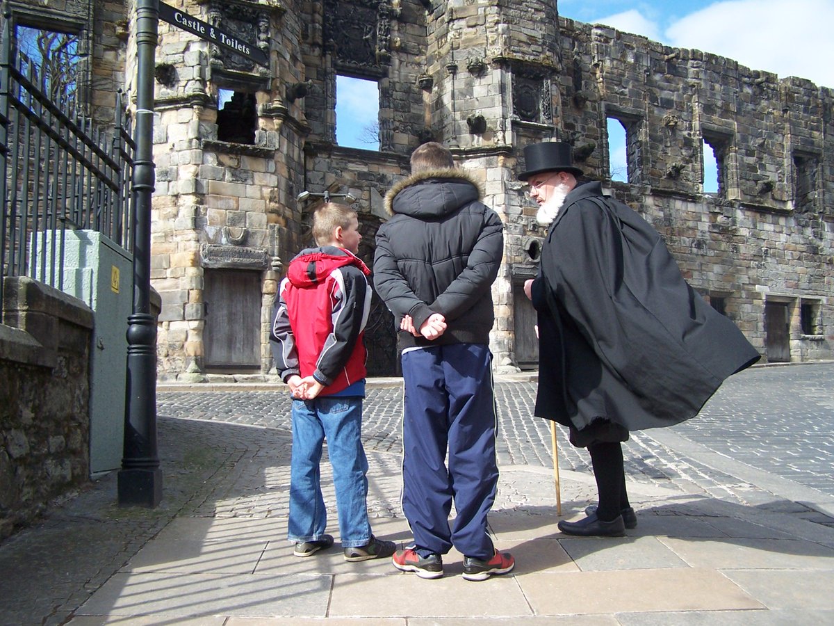 stirlingwalks's tweet photo. Bored kids? If your kids like horrible histories they'll love our #stirling Old Town Tours! #schoolholidays http://t.co/nvrshC7nGV