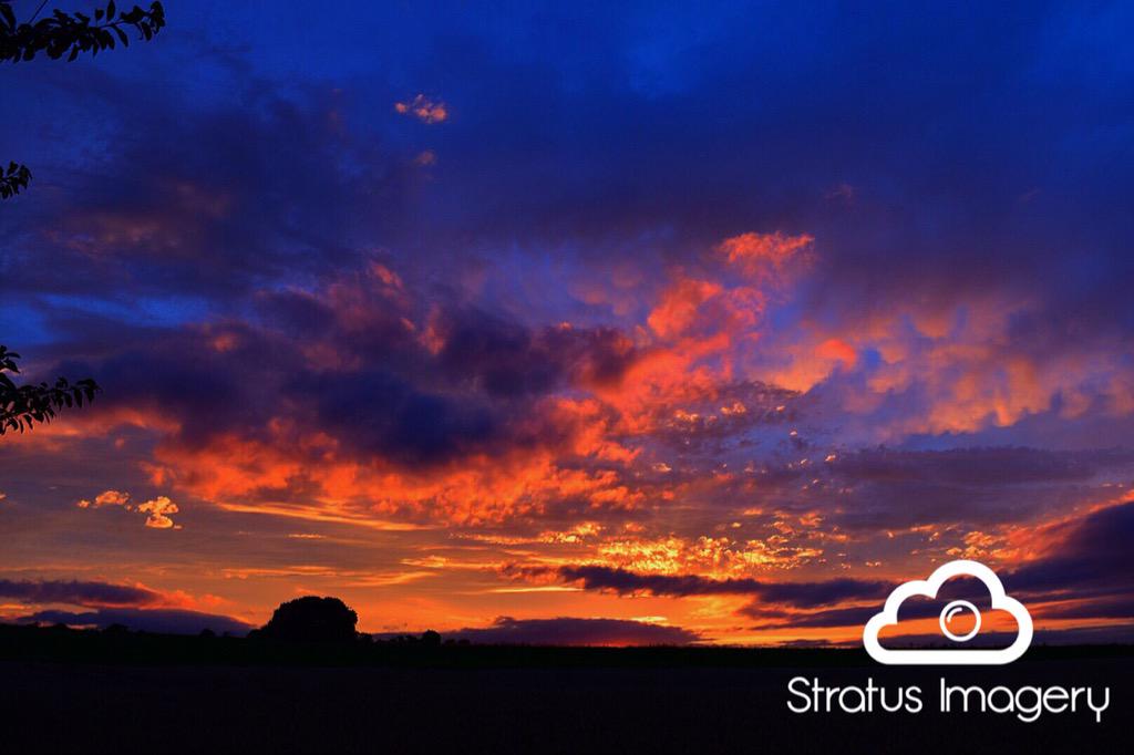 stratusimagery's tweet photo. Red sky at night..... #Liverpool @StormHour #clouds #redsky #fireinsky #ormskirk #Nikon #sunset http://t.co/vOKyZ1Br0I