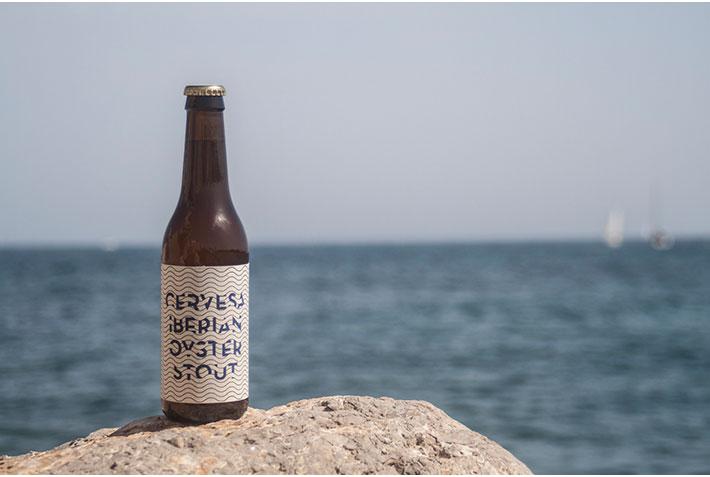 AIGAdesign's tweet photo. Who knew oyster-inspired type could look this cool? #packagingdesign #happyhour http://t.co/3VKA7Yzc2T http://t.co/xnrfBhEb3I