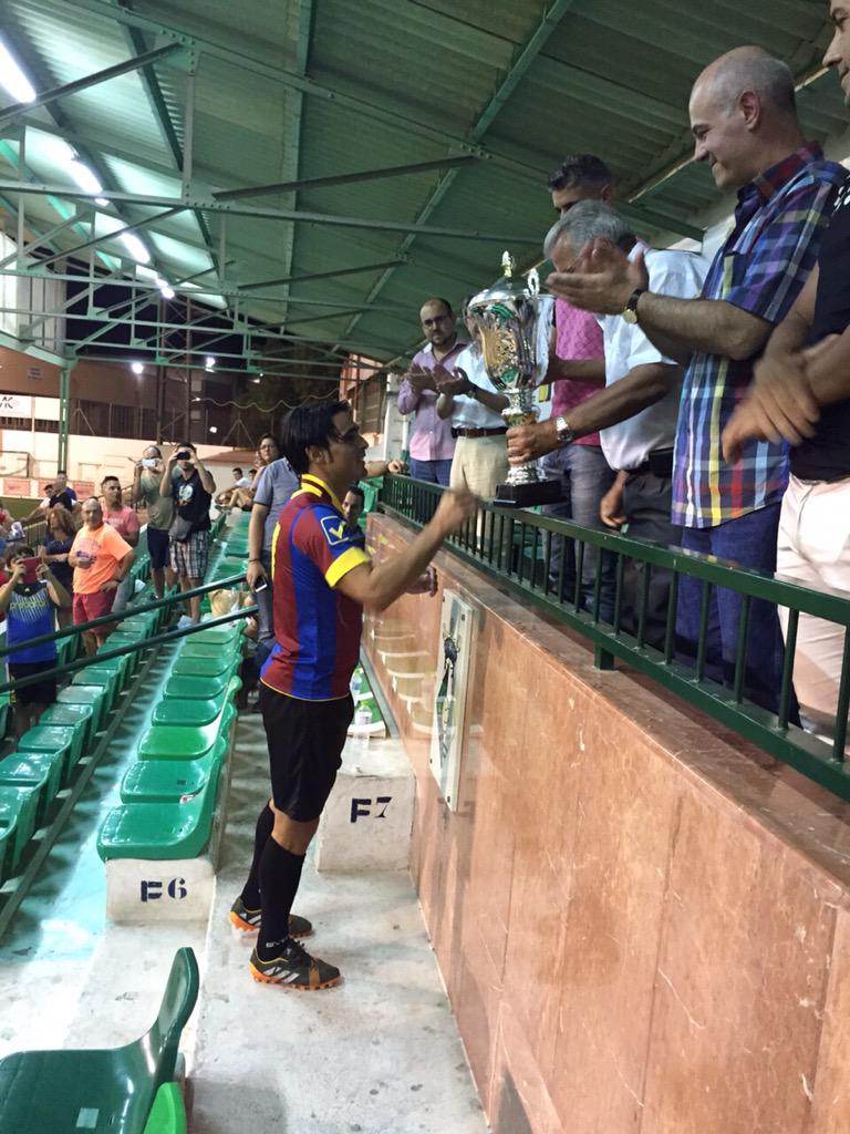 CD_Eldense's tweet photo. Antonio Cañadas (@seorlobo14) recoge la copa de campeones del trofeo Santa María Magdalena. http://t.co/RJg7iMD1vC