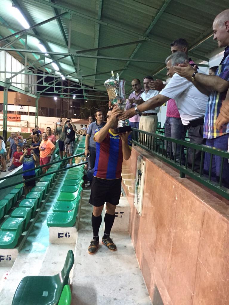CD_Eldense's tweet photo. Antonio Cañadas (@seorlobo14) recoge la copa de campeones del trofeo Santa María Magdalena. http://t.co/RJg7iMD1vC