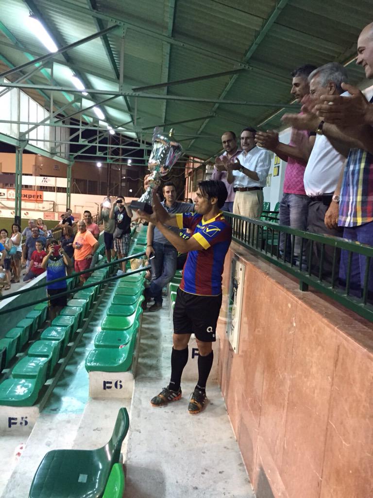 CD_Eldense's tweet photo. Antonio Cañadas (@seorlobo14) recoge la copa de campeones del trofeo Santa María Magdalena. http://t.co/RJg7iMD1vC