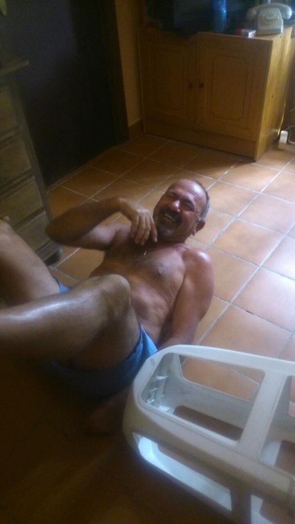 AnasTrujillo's tweet photo. No está imitando a una cucaracha no, él sólo juega a caerse 😂😂 #putopedro #theboss @Trujillote http://t.co/yTye2UYKv6