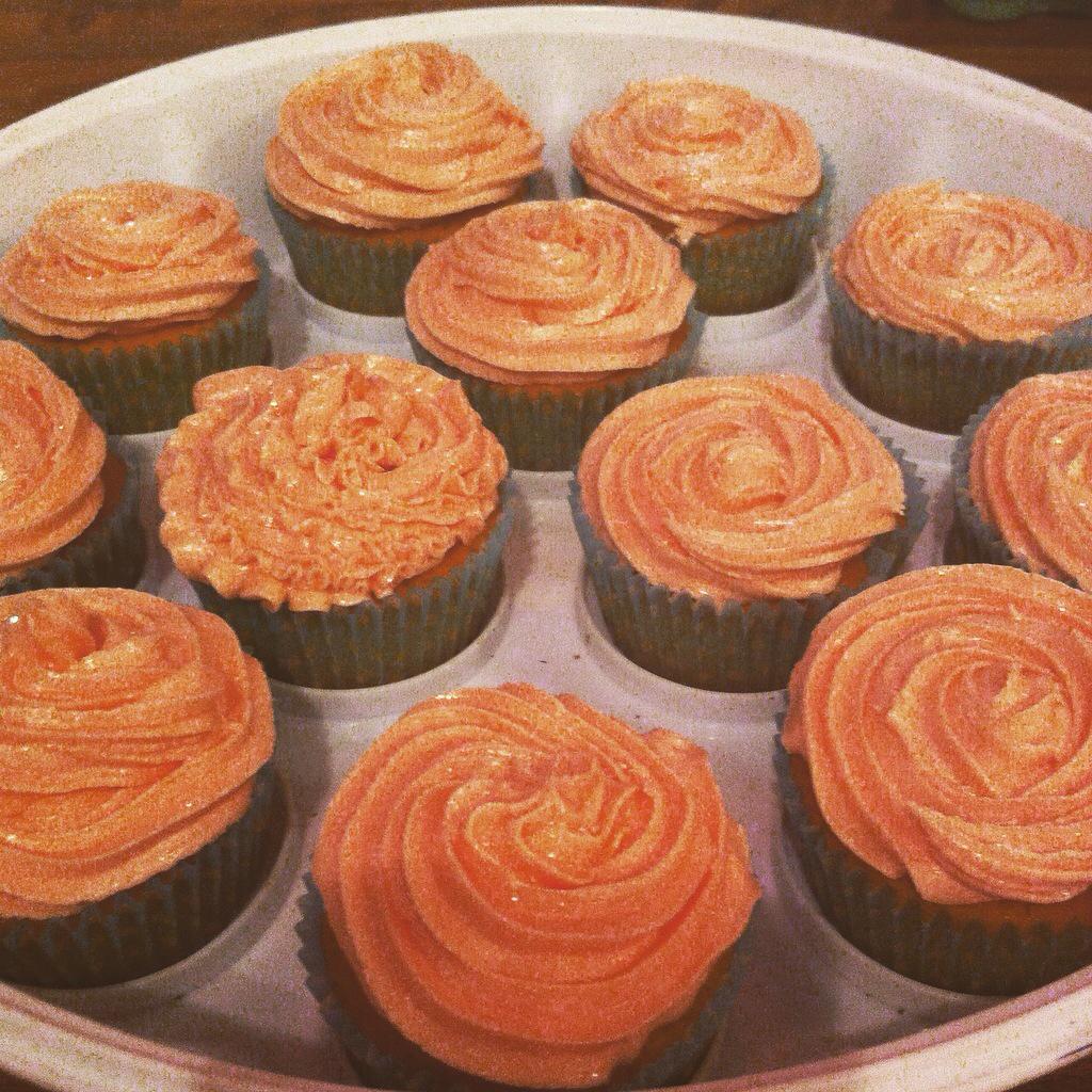PastelKitchen's tweet photo. Pretty in pink, vanilla cupcakes with strawberry butter icing swirl 😋🍓 #cupcake #msbsbaking #homemade #bake http://t.co/M3Z5Z4p9DJ