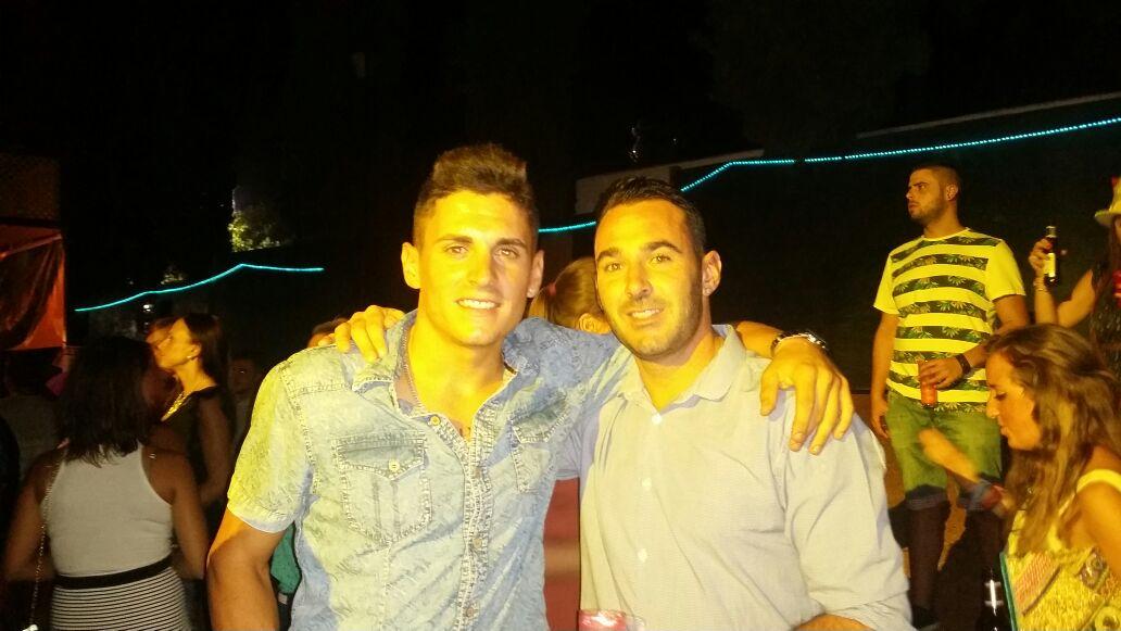 alberto18tk's tweet photo. Con mi segundo yo @burffon vivan los hermanos 😎 http://t.co/JTM2yA0vGD