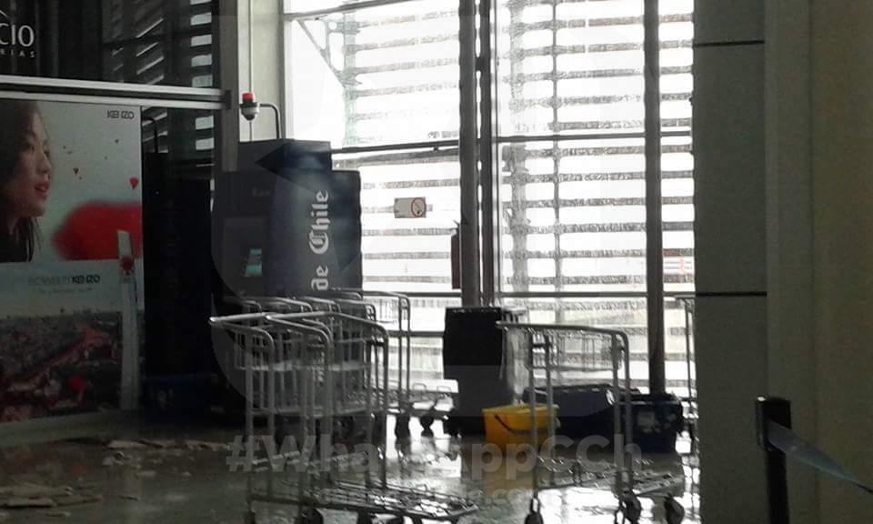 MediosUnidosCL's tweet photo. #WhatsAppCCh | Los daños en el Aeropuerto de Iquique. #TemporalCCh http://t.co/7ouunx4vhX http://t.co/eMmSnwXKJD
