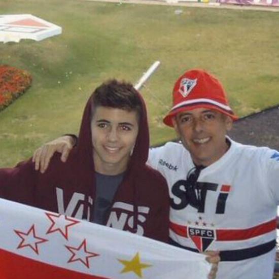 CAPRICHO's tweet photo. Feliz Dia dos Pais! Famosos fazem suas homenagens no Instagram! http://t.co/m2XbQHK30X http://t.co/9EzBKMxP9U