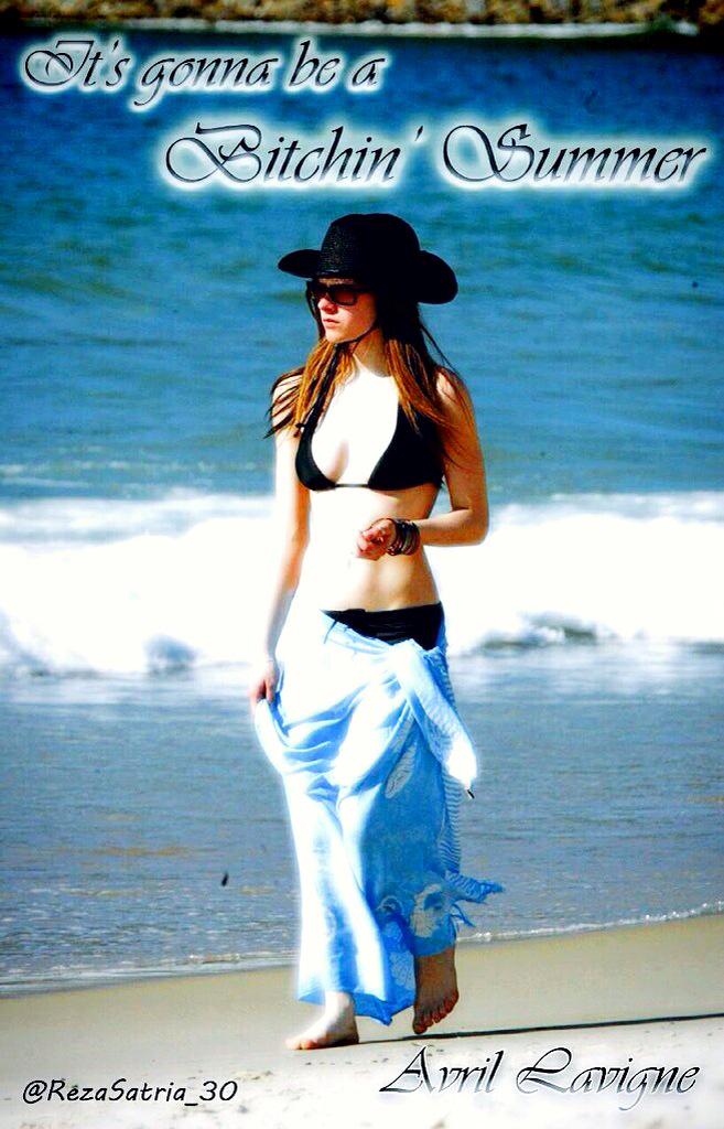 RezaSatria_30's tweet photo. @AvrilLavigne @iHearttAvril #AvrilBitchinSummer #LittleBlackStarIndonesia http://t.co/DXuFrFtBpC